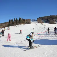 Vlečnica, ki je pritegnila številne otroke, dela samo ob sobotah in nedeljah. Dokler je sneg, bi lahko tudi med tednom, je slišati pripombe. A upravljalec trdi, da zadeve niso tako enostavne. 