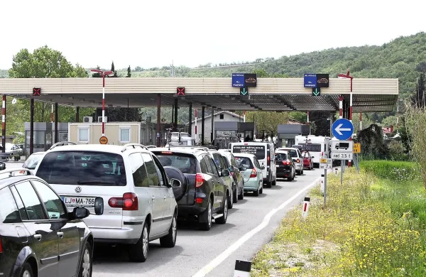 Na mejnem prehodu Sečovlje naj bi fiktivno potrjevali dokumente za obračun vračila davka.