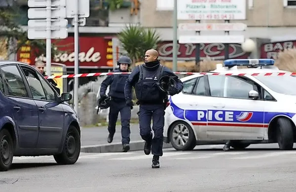 Pri lovu na  brata Kouachi sodeluje 88.000 policistov in tudi vojaki. 