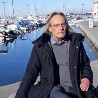 Bratko Bibič: “Simbolna teža frajtonarice, harmonike ni nastala iz abstraktnega 'duha slovenstva'. Bližje mi je nietzschejanska razlaga o novem rojstvu harmonike iz tragedije.”