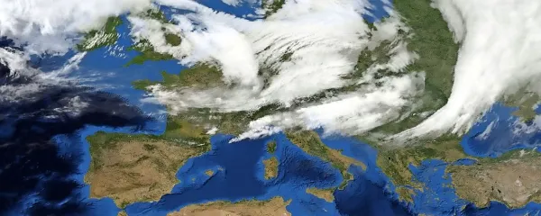 Nad Sredozemljem se krepi anticiklon, višinska dolina bo jutri hitro prešla naše kraje.