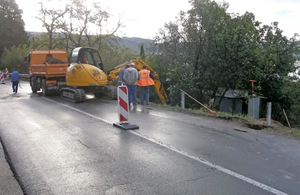 Tako je leta 2010 piranska občina gradila pločnik in javno razsvetljavo na odseku, kjer zdaj Elektro Primorska menjuje zastarel kablovod.