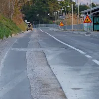 Del Belokriške ceste med Valeto in Belim Križem je zopet razrit, ker Elektro Primorska tam menjuje zastarel in dotrajan srednje napetostni  kablovod.