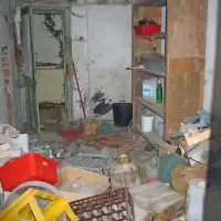 Tak pogled se ponuja skozi razbito okensko steklo. 