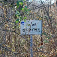 Oznaka za državno mejo, ki je, ko bo pognalo zelenje,  ne bo videti.