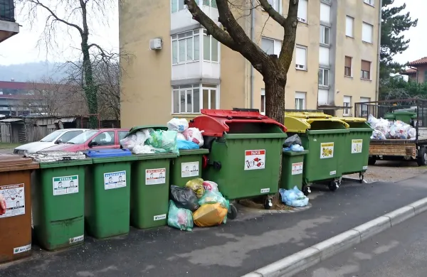 Tudi pred bloki v Kidričevi ulici so bili zabojniki za ločene odpadke na pol prazni, za ostanek pa prepolni.