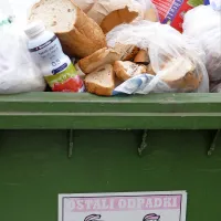 Kmalu je postalo jasno, zakaj so zabojniki za ostanek polni: ker je bilo v njih veliko odpadkov, ki vanje sploh ne sodijo, od kruha in plastenk do pločevink in papirja.