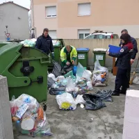 Sežanski komunalci so se v družbi medobčinskega inšpektorata in  redarstva v petek najprej ustavili v Ulici Ivana Turšiča.