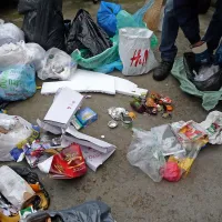 Ko so delavci iz nesortiranih odpadkov izločili papir, pločevinke, plastično embalažo in biološke odpadke,  je iz ene vrečke  ostalo le za dve pesti pravega ostanka.
 