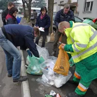 V Kidričevi ulici se je komunalcem pridružila tudi vodja medobčinskega inšpektorata in redarstva.
