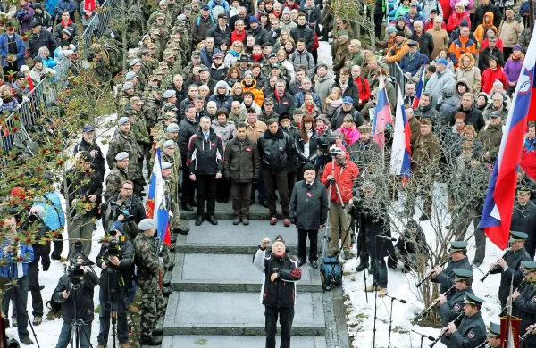 Ob 73. obletnici dražgoške bitke se je danes v Dražgošah zbralo več tisoč ljudi. 