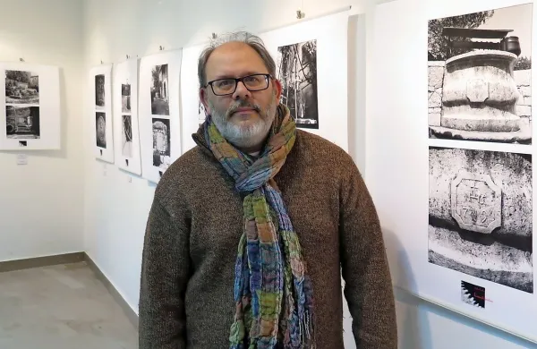 Andrej Furlan s fotografijo ohranja spomin na vodnjake, ki so bili še nedavno Kraševcem vir življenja in obstoja.