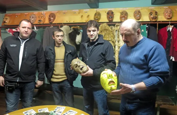 Peter Kosmač, Stojan Obid, Vid Prezelj in Anton Platiše z novima naličjema v   lepo urejeni garderobi Laufarjev.