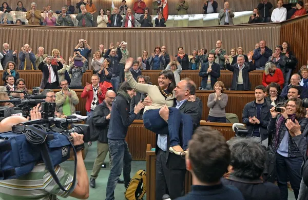 Takole se je tržaški župan Roberto Cosolini veselil z Deboro Serracchiani (oba Demokratska stranka) ob zmagi na deželnih volitvah leta 2013. 