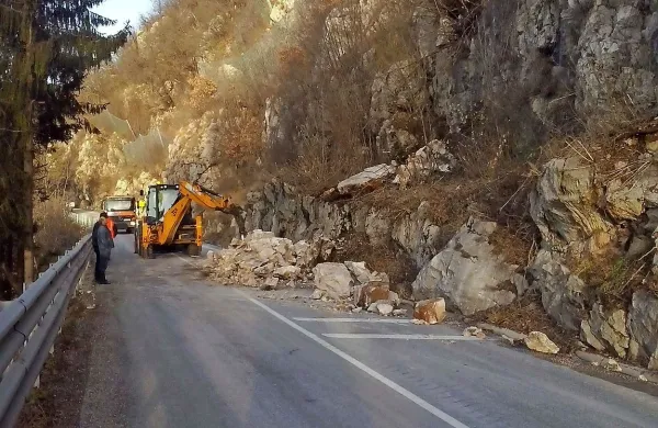 V zgodnjih jutranjih urah se je na Colu ponovno usul plaz na cesto, na območju Pod stenami, tik nad Orešjem