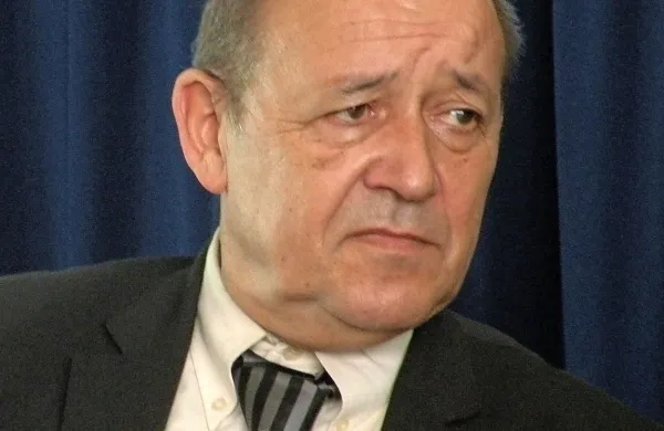 Francija bo za varovanje “občutljivih območij” v državi namenila tudi 10.000 vojakov, je danes napovedal obrambni minister Jean-Yves Le Drian.