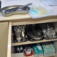 Predvsem pri opravljanju pedikur  v kozmetičnih salonih 
uporabljajo veliko pripomočkov za enkratno uporabo.