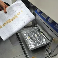 Orodje za eno uro položijo v sterilizator na suh vroč zrak, ki 
dosega temperaturo 180 stopinj Celzija. Nadzor uspešnosti 
sterilizacije izvajajo s kemičnimi indikatorji in sprotnimi zapisi 
v knjigo sterilizacije.