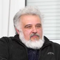Milan Krek: “Ta zdravila so nekaj novega za 
zdravnike. Nekateri so že pridobili potrebna 
znanja in že zdaj predpisujejo bele recepte, ki jih 
lahko bolniki uporabijo pri nabavi teh zdravila v 
Avstriji.”  