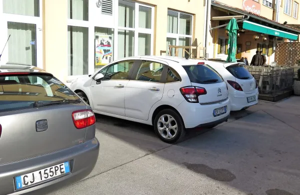 Medtem ko so pred leti Italijani hodili k nam le na nedeljska kosila, prihajajo zdaj množično  na kosila tudi med tednom. Pred večino lokalov tako opoldne prevladujejo italijanske registrske tablice.