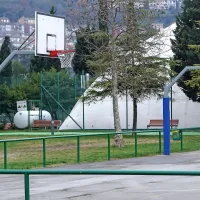 Ogrodja košev so zaradi varnosti igralcev  “oblekli” v gumo.