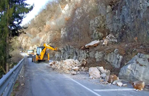 Cesta Kalce-Col bo prevozna zvečer