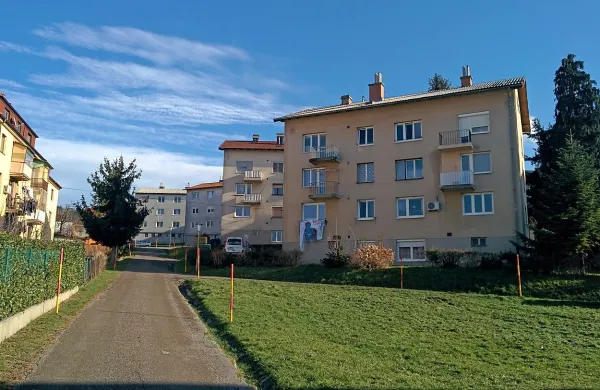 Za sredinskima oknoma na vrhu prvega bloka z desne se je verjetno že v soboto zgodila tragedija.