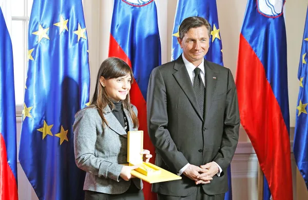 Predsednik republike Borut Pahor je podelil zlati red za zasluge predsednici italijanske dežele Furlanija-Julijska krajina Debori Serracchiani.