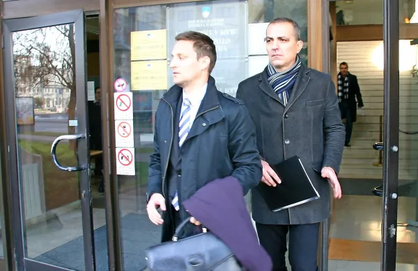 Dean Jurič (desno od odvetnika Čarmana) je včeraj povedal, da je zapis na Prijateljevem blogu močno vplival na njegovo življenje.