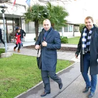Srečko Prijatelj (desno od odvetnika Gaberščika) je včeraj prišel na sodišče s prostosti, saj je konec oktobra po odsluženi kazni prikorakal iz zapora.