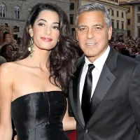 Amal Alamuddin Clooney in George Clooney sta blestela na rdeči preprogi.