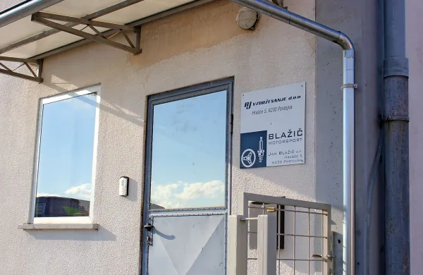 Boža Blažič ni dosegljiva po telefonu, včeraj smo jo zaman iskali tudi na naslovu v Hraščah pri Postojni, kjer je registrirano podjetje BJ vzdrževanje.