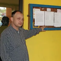 Mitja Kosi, član nadzornega in kurilnega odbora na Pivški ulici 4, stanovalce o postopkih v zvezi z Blažičevo, ki so ji že podali odpoved, obvešča tudi prek oglasne deske.