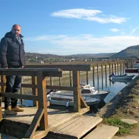Marko Starman na mostičku čez Rojo. V njej je Krajinski park Strunjan uredil 50 privezov za čolne. Oddali so že vsa mesta, čeprav vsi lastniki še niso pripeljali svojih plovil.  