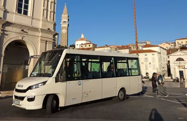 Med Tartinijevim trgom in Fornačami v Piranu brezplačno vozi nov avtobus. 