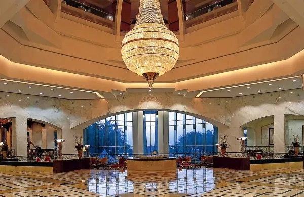 Ena od mogočnih avl hotela Ritz Carlton