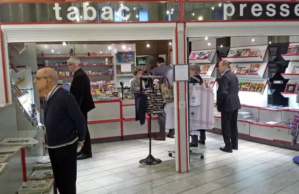 Najnovejša številka tednika Charlie Hebdo je šla za med.