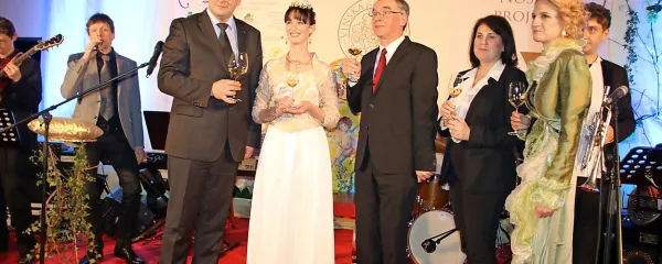 Konec prejšnjega tedna je Sandra Vučko iz Cvena pri 
Ljutomeru (na fotografiji druga z leve)  na mestu vinske kraljice 
Slovenije zamenjala Špelo Štokelj s Planine pri Ajdovščini 
(desno).
