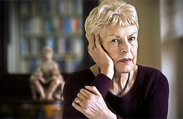 Priljubljena 84-letna britanska avtorica kriminalk Ruth Rendell, ki je v svoji 50-letni karieri objavila več kot 60 knjig, je zaradi kapi v kritičnem stanju