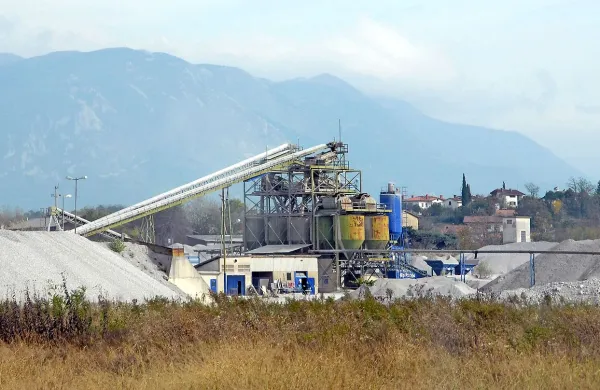Na območju nekdanje separacije družbe Primorje naj bi obtoženi Danilo Š. ukradel več  železa ter električnega in drugega orodja.