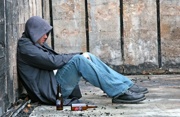Alkoholizem botruje številnim težkim boleznim, poglablja socialno stisko, vodi v brezdomstvo, vandalizem in kriminal.