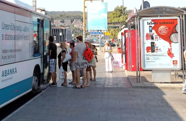 Začelo se je pred lokalom Oli Burger na avtobusni postaji v Kopru, nadaljevalo pa na parkirišču taksistov, kjer je Koprčan pod težo udarcev obležal v nezavesti.  