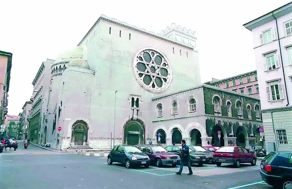 V Trstu  bodo poostreno nadzirali tudi mestno sinagogo, ki velja za eno največjih v Srednji Evropi.