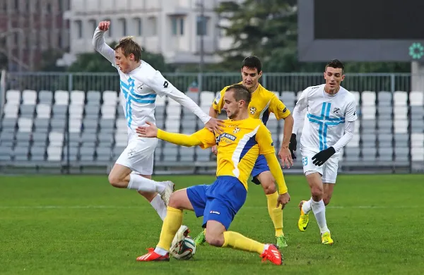 Utrinek z lanske tekme med Koprom in Rijeko na Bonifiki, prvi z desne je strelec edinega zadetka Ivan  Krstanović.