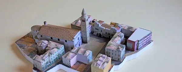 Titov trg iz mavca in veziva, natisnjen na 3D tiskalniku 