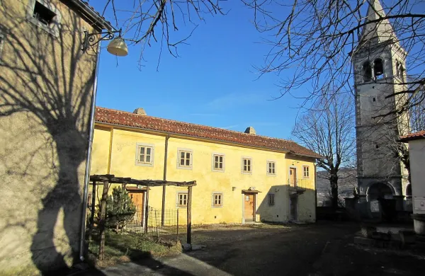 Primer  ustrezno obnovljene stavbe je škocjanska kaplanija (rumena hiša). Njen lastnik je Pier Paolo Sonnoli iz Trsta. Med obnovo so ponovno uporabili  stare, a še dobre materiale, dopolnili manjkajoče dele zidov s kamnom in hišo ometali z apneno malto.