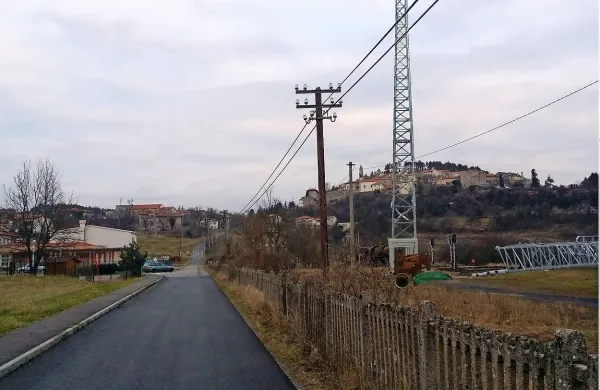 Takšen, kot je na fotomontaži, bi bil pogled na Štanjel po postavitvi baznega stolpa.