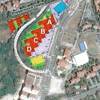 Kampus so  zastavili  zelo  razkošno. Zgradili naj bi   štiri med seboj povezane objekte A, B, C, D, tri študentske domove,    telovadnico (označeno z rumeno) in  objekt skupnih programov - nekakšno upravno stavbo (modre barve).  Strašek meni, da bi se