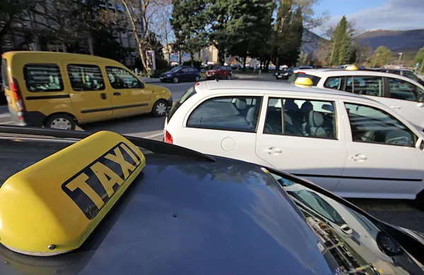 Inšpektorji so v nadzoru v dejavnosti taksi prevozov, ki so ga opravili drugi polovici preteklega leta, odkrili nepravilnosti v skoraj tretjini primerov. 