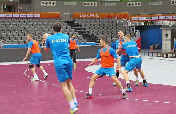 Včeraj še trening, danes pa bo šlo v dvorani Al Sadd že zares.
